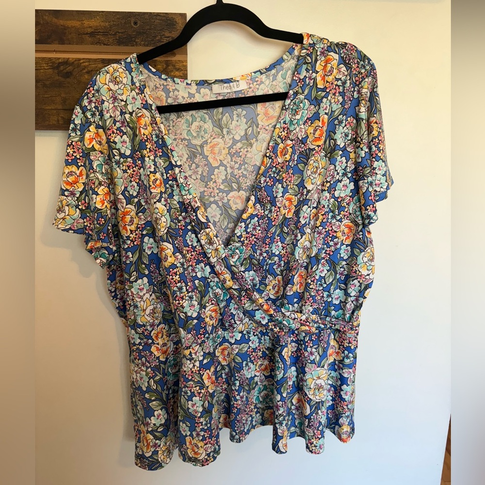 Beautiful floral detail blouse 2X